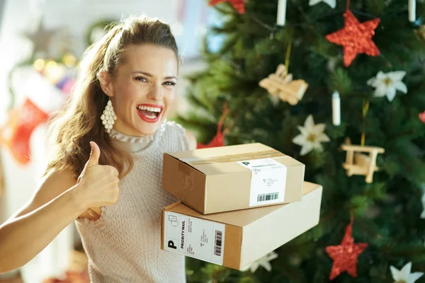 Mulher Elegante Feliz Com Parcelas Mostrando Polegares Para Cima Perto — Fotografia de Stock