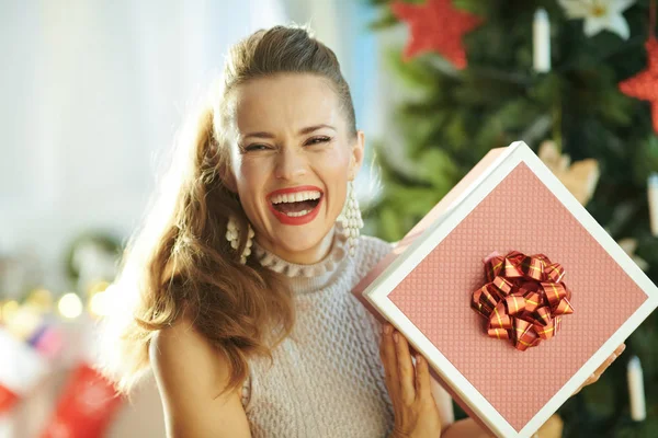 Glückliche Moderne Frau Mit Weihnachtsgeschenkbox Der Nähe Des Weihnachtsbaums — Stockfoto