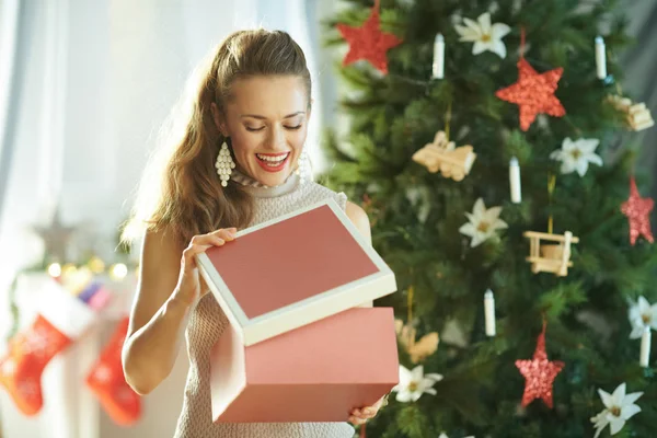 Heureuse Jeune Femme Foyer Près Noël Arbre Ouverture Boîte Cadeau — Photo