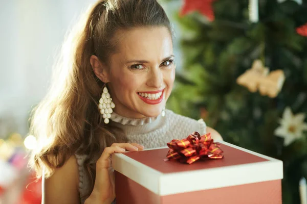 Mulher Elegante Feliz Perto Árvore Natal Abertura Caixa Presente Natal — Fotografia de Stock