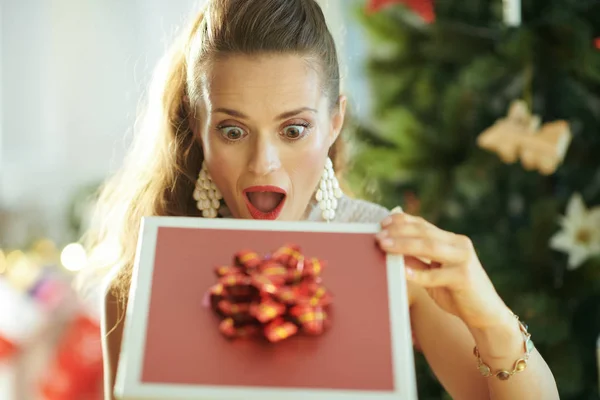 Surpreendido Dona Casa Moda Perto Árvore Natal Olhando Dentro Caixa — Fotografia de Stock