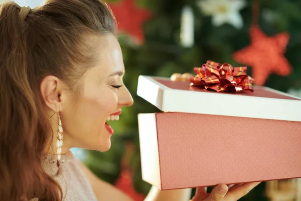 Aufgeregt Stilvolle Frau Der Nähe Von Weihnachtsbaum Blick Weihnachtsgeschenkbox — Stockfoto