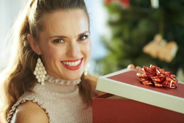 Sorridente Casalinga Moderna Vicino All Albero Natale Apertura Scatola Regalo — Foto Stock