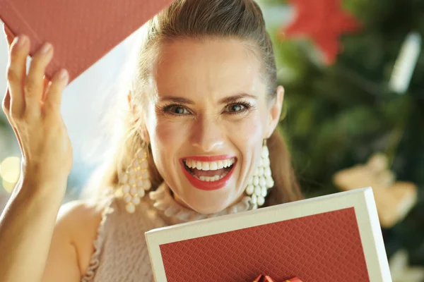 Glückliche Junge Frau Spielt Mit Weihnachtsgeschenkschachteln Der Nähe Des Weihnachtsbaums — Stockfoto