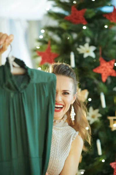 Heureuse Jeune Femme Près Arbre Noël Cachant Derrière Des Robes — Photo