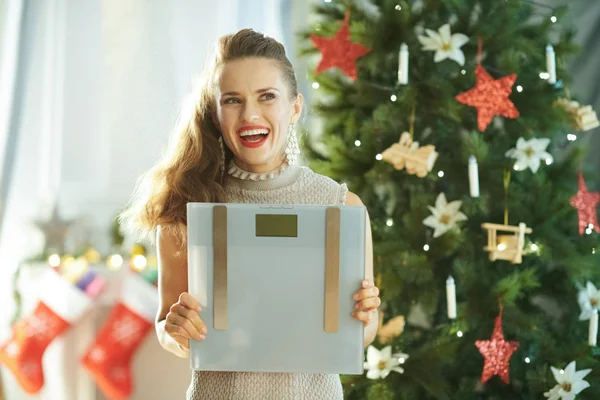 Mulher Elegante Pensativo Com Balanças Peso Perto Árvore Natal — Fotografia de Stock