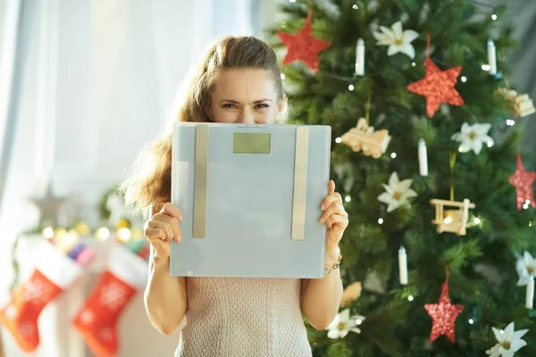 Moderne Vrouw Buurt Van Kerstboom Verstopt Achter Gewicht Schalen — Stockfoto
