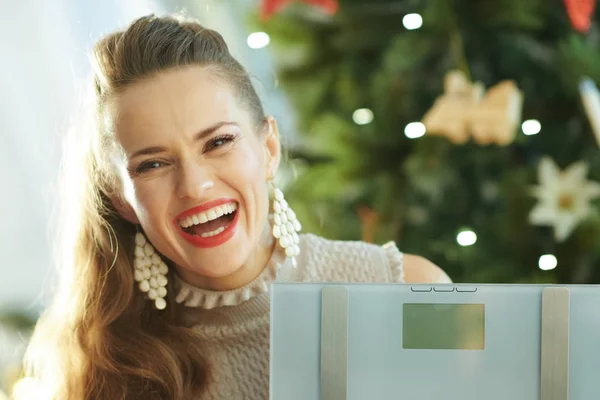 Mujer Moda Feliz Cerca Del Árbol Navidad Mostrando Básculas Peso — Foto de Stock