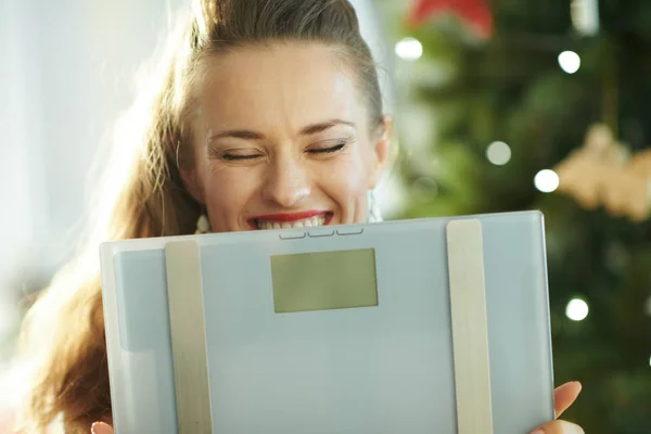 Gelukkig Moderne Vrouw Buurt Van Kerstboom Verstopt Achter Gewichtsschalen — Stockfoto