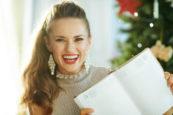 Gelukkig Trendy Huisvrouw Buurt Van Kerstboom Weergegeven Dagboek Pagina December — Stockfoto