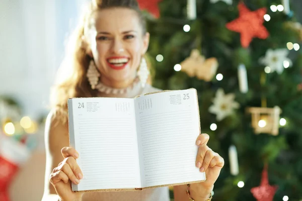 Mulher Elegante Feliz Perto Árvore Natal Mostrando Diário Página Dezembro — Fotografia de Stock