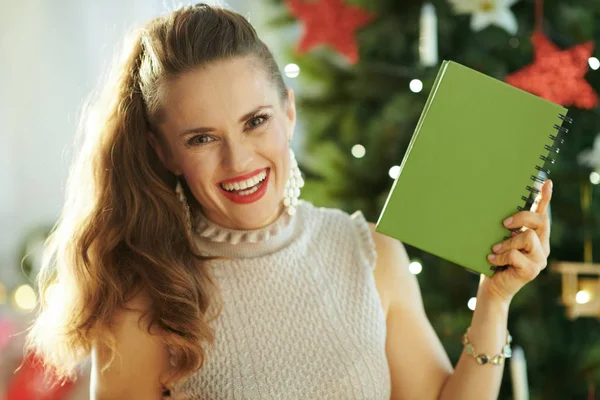Gelukkig Moderne Vrouw Buurt Van Kerstboom Weergegeven Notebook — Stockfoto