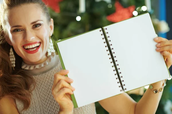 Sonriente Ama Casa Moderna Mostrando Cuaderno Con Páginas Blanco Abiertas —  Fotos de Stock