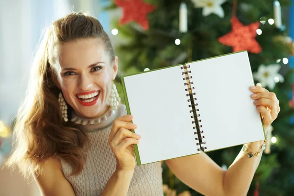 Sonriente Ama Casa Moderna Mostrando Cuaderno Con Páginas Blanco Abiertas —  Fotos de Stock