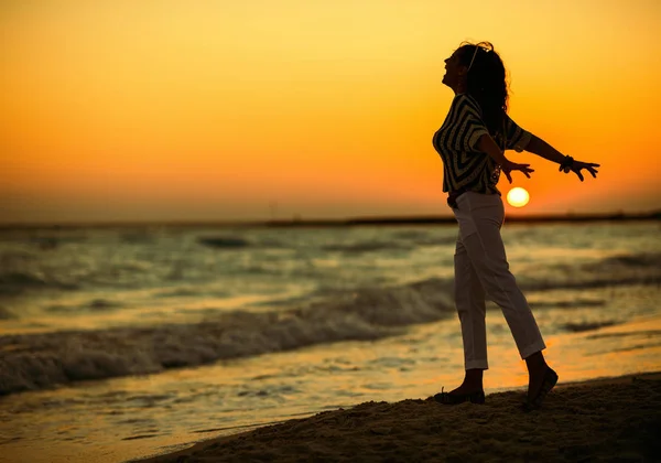 Retrato Comprimento Total Mulher Moderna Regozijando Praia Pôr Sol — Fotografia de Stock