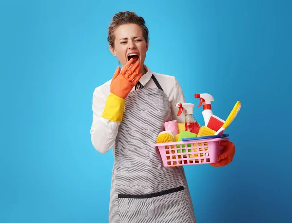 Moe Uitgeput Professionele Vrouw Schonere Schort Holding Mand Met Reinigingsmiddel — Stockfoto