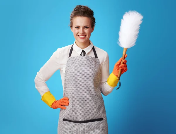 Gelukkig Jonge Huishoudster Schort Met Stof Reinigingsborsteltje Geïsoleerd Blauw Hoe — Stockfoto