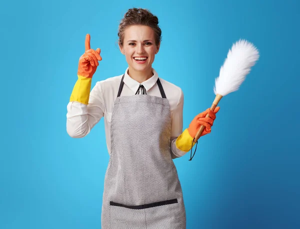 Glimlachend Jonge Huishoudster Schort Met Stof Reinigingsborsteltje Kreeg Idee Tegen — Stockfoto