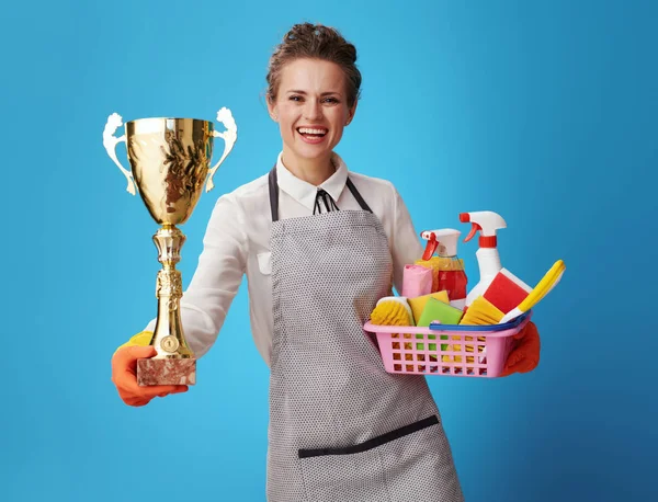 Gelukkig Dienstbode Schort Met Mand Met Detergenten Penselen Tonen Gouden — Stockfoto