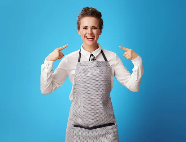 Happy Young Cleaning Lady Apron Pointing Herself Blue Background Cleaning — Stock Photo, Image