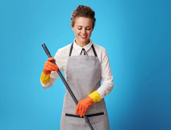 Sorridente Jovem Profissional Limpeza Senhora Avental Luvas Proteção Laranja Usando — Fotografia de Stock