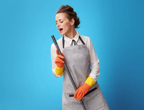 Gelukkig Jonge Schoonmaakster Schort Met Mop Zingen Blauwe Achtergrond Leuk — Stockfoto