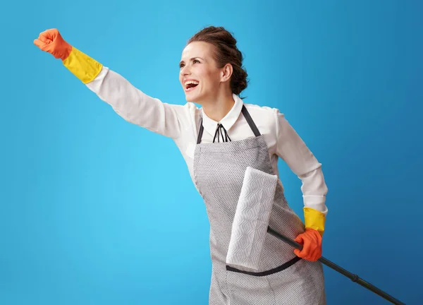 Superheld Stijl Jonge Schoonmaakster Schort Met Mop Geïsoleerd Blauw Emergency — Stockfoto