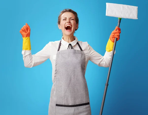 Gelukkig Jonge Schoonmaakster Schort Met Mop Vreugde Blauwe Achtergrond Perfecte — Stockfoto