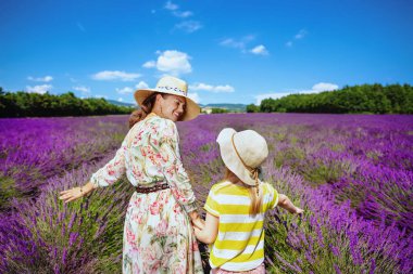 şık anne ve çocuk lavanta lavanta alan Provence, Fransa karşı dokunmadan gülümseyerek. Lavanta alan Provence en ünlü görünüyor. zaman ile ilgili yeni şeyler öğreniyoruz harcama aile