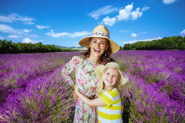 Šťastná Mladá Matka Dcera Objímat Proti Poli Levandule Provence Francie — Stock fotografie