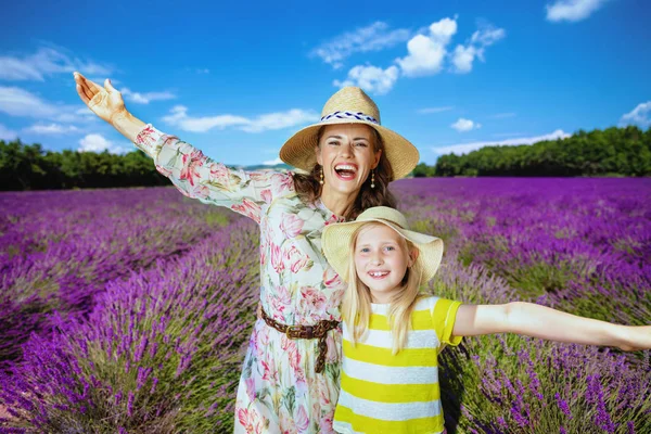 Mutlu Son Moda Anne Kızı Provence Sevindirici Fransa Lavanta Alanında — Stok fotoğraf