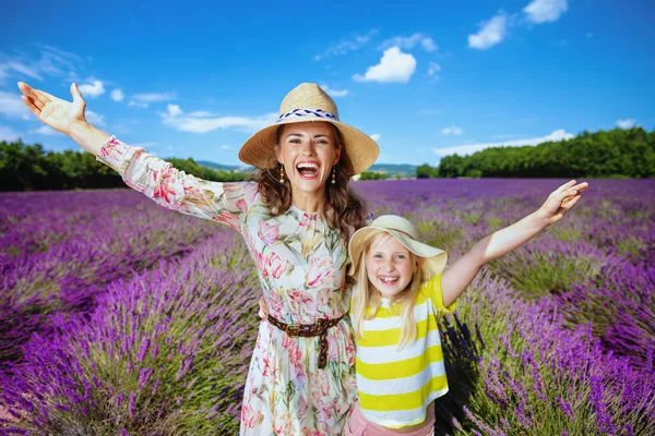 Boldog Fiatal Anya Gyermek Levendula Mező Provence Franciaország Örvendezve Izgalommal — Stock Fotó