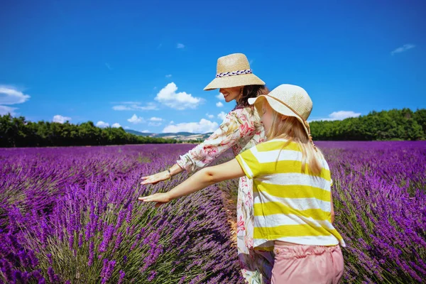 Glimlachend Jonge Moeder Kind Aanraken Van Lavendel Bij Lavendel Veld — Stockfoto