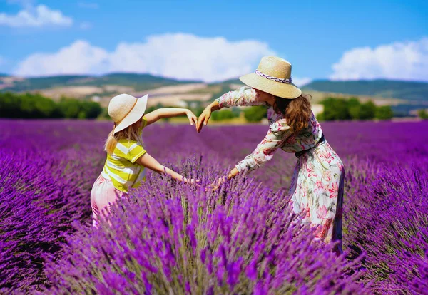 Modny Matki Dziecka Serce Rąk Lawendowym Polu Provence Francja Najlepsza — Zdjęcie stockowe