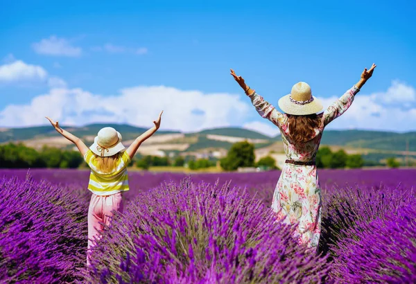 Visto Por Trás Moda Mãe Filha Campo Lavanda Provence França — Fotografia de Stock