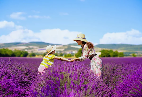 Stijlvolle Moeder Dochter Het Veld Van Lavendel Provence Frankrijk Stand — Stockfoto