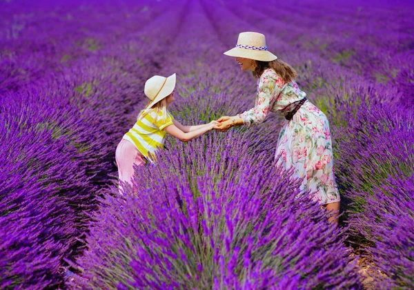Modern Mother Daughter Lavender Field Provence France Stand Holding Hands — Stock Photo, Image