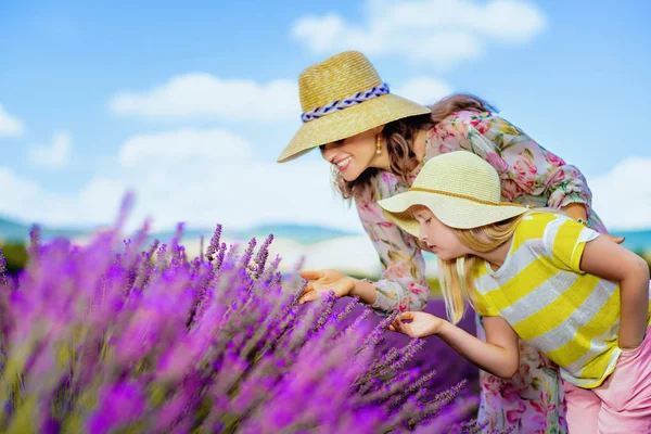 Mladá Matka Dítě Poli Levandule Provence Francie Vonící Levandule Provence — Stock fotografie