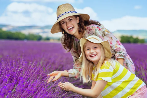 Portret Van Trendy Moeder Kind Verkennen Van Lavendel Tegen Lavendel — Stockfoto