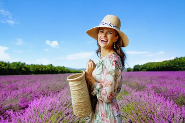 Yaz aylarında mutlu genç kadın portresi elbise ile hasır çanta lavanta alanını Provence, Fransa 