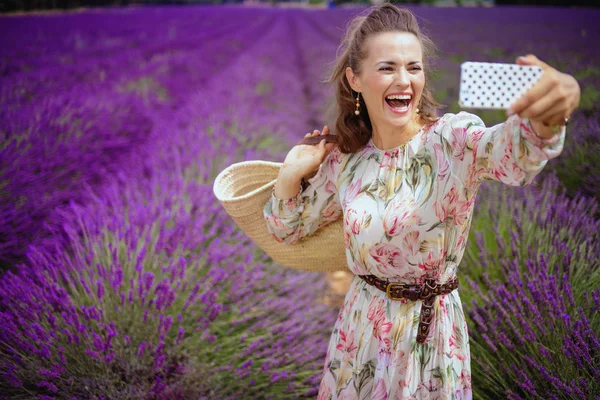 Jovem Feliz Com Saco Palha Levando Selfie Com Celular Campo — Fotografia de Stock