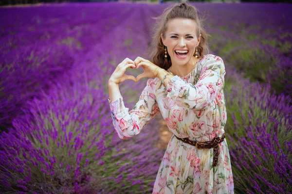 Retrato Mulher Moderna Sorridente Vestido Longo Campo Lavanda Provença França — Fotografia de Stock