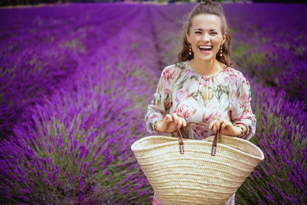 Retrato Mulher Feliz Vestido Floral Com Saco Palha Contra Lavanda — Fotografia de Stock