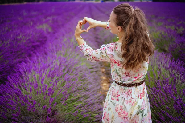 Visto Trás Mulher Elegante Campo Lavanda Provence França Mostrando Mãos — Fotografia de Stock