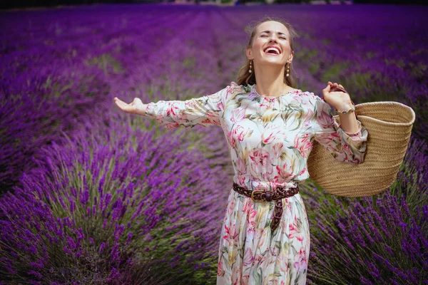 Happy Elegant Kvinna Blommig Klänning Med Stråväska Jubel Lavendelfält Provence — Stockfoto