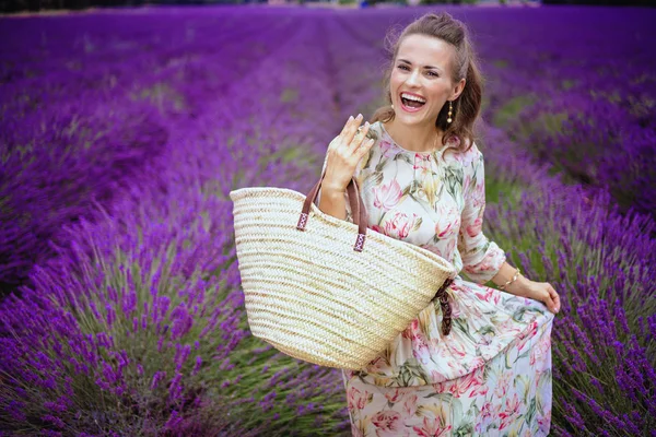 Glad Ung Kvinna Med Stråväska Lavendelfält Provence Frankrike Lavendel Fält — Stockfoto