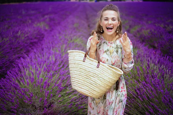 Podekscytowany Eleganckiej Kobiety Torebka Lawendowym Polu Provence Francja Niespodzianka Się — Zdjęcie stockowe