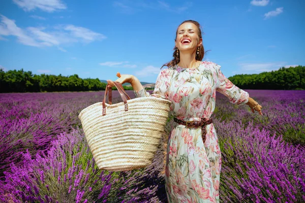 Lycklig Trendiga Kvinna Klänning Med Stråväska Jubel Mot Lavendelfält Provence — Stockfoto