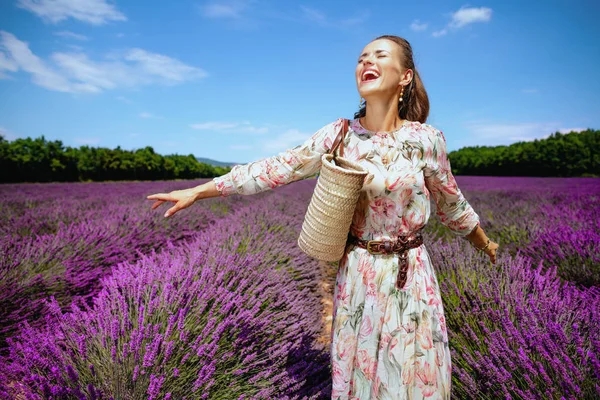 Mulher Moderna Animado Vestido Verão Com Saco Palha Regozijando Contra — Fotografia de Stock