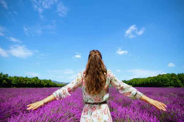 Achter Stijlvolle Vrouw Zomerjurk Lavendel Veld Provence Frankrijk Vreugde Gezien — Stockfoto